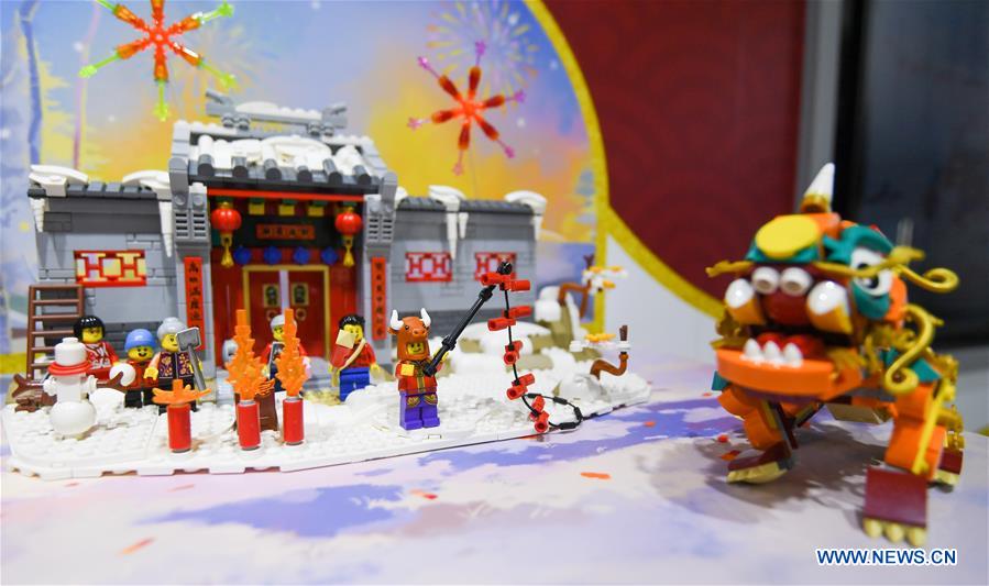 Cena de uma história sobre o Ano Novo Chinês construída por blocos de Lego na estande do Grupo LEGO, gigante dinamarquês, durante a terceira Feira Internacional de Importa??o da China em Shanghai, no leste da China, em 9 de novembro de 2020. 