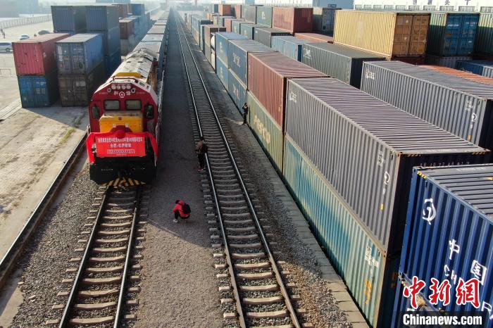 China transporta materiais de preven??o de pandemias para a Europa