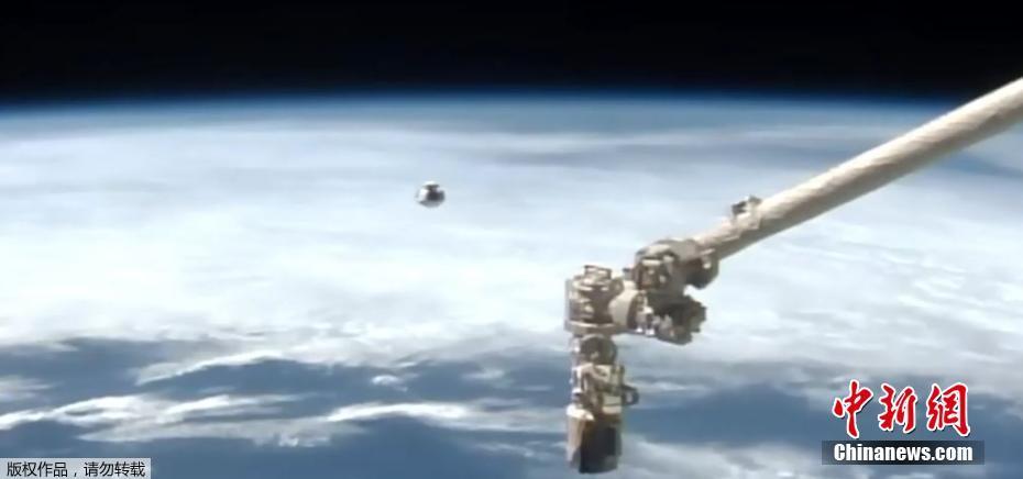 Cápsula Crew Dragon da SpaceX realiza acoplamento na Esta??o Espacial Internacional