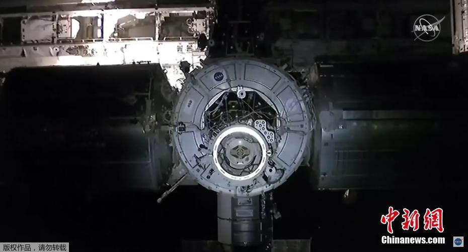 Cápsula Crew Dragon da SpaceX realiza acoplamento na Esta??o Espacial Internacional