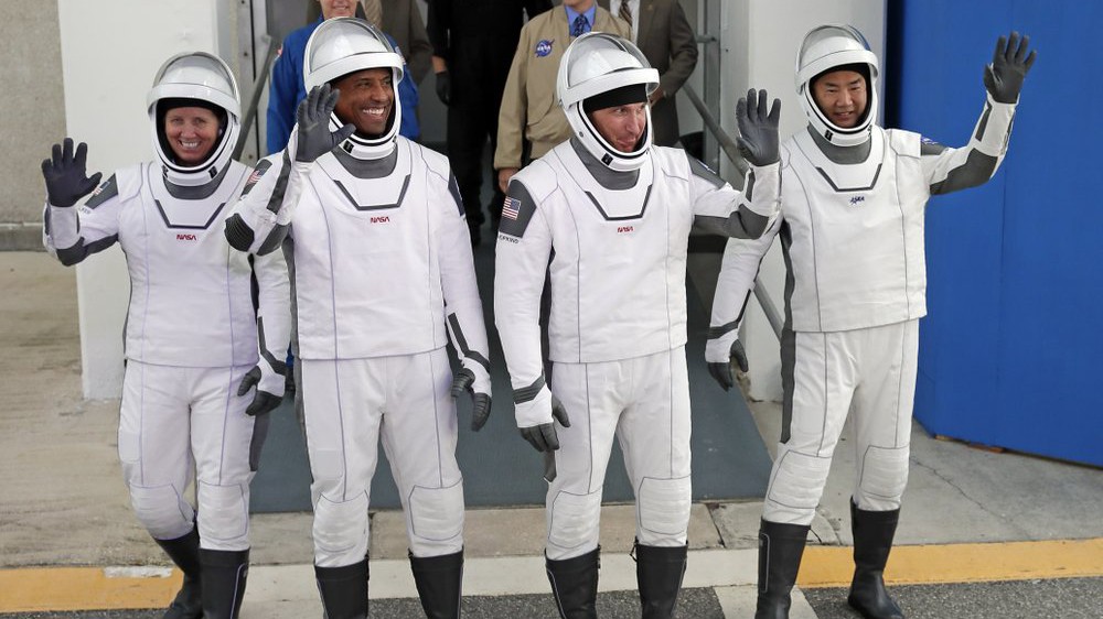 Cápsula Crew Dragon da SpaceX realiza acoplamento na Esta??o Espacial Internacional