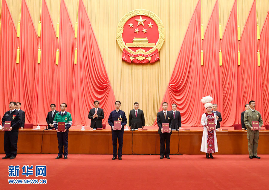 Xi pede à classe trabalhadora que empreenda novos e históricos esfor?os para moderniza??o da China