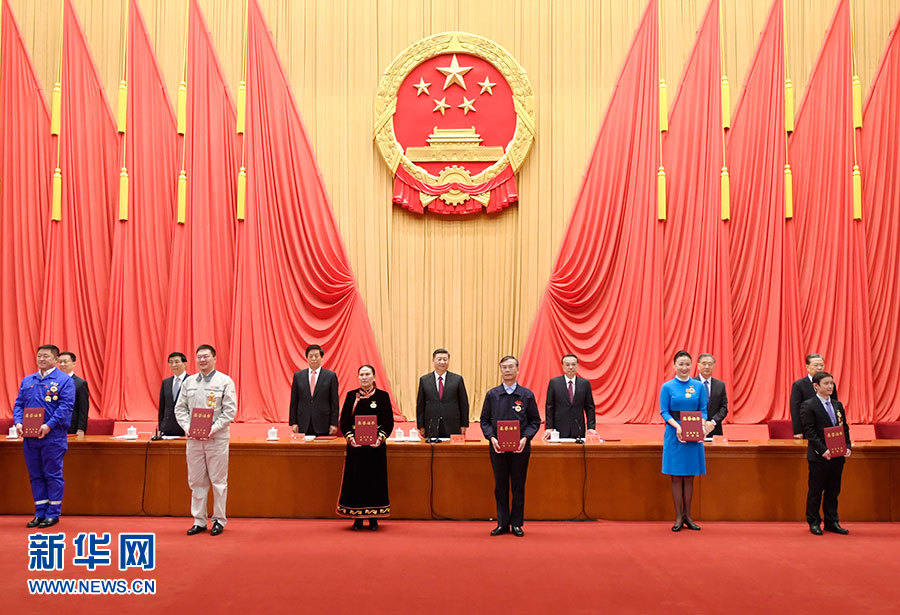 Xi pede à classe trabalhadora que empreenda novos e históricos esfor?os para moderniza??o da China