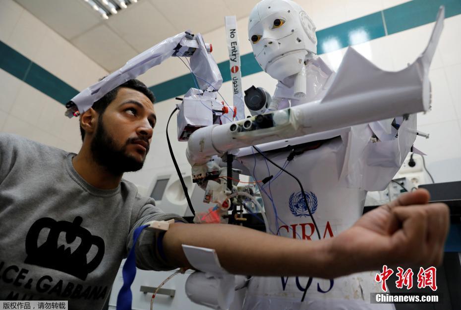 Egito: rob?s inteligentes testam pacientes com suspeita da Covid-19