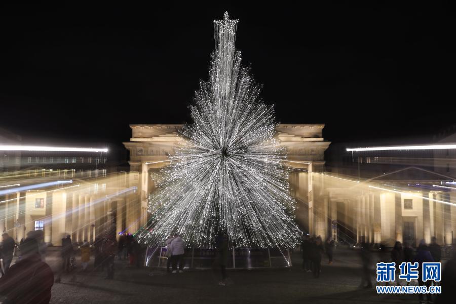 Luzes de árvore de Natal s?o acesas em Berlim