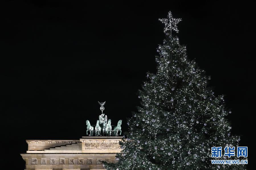 Luzes de árvore de Natal s?o acesas em Berlim