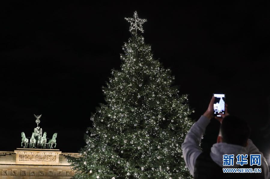 Luzes de árvore de Natal s?o acesas em Berlim