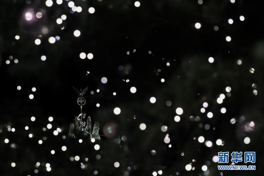 Luzes de árvore de Natal s?o acesas em Berlim