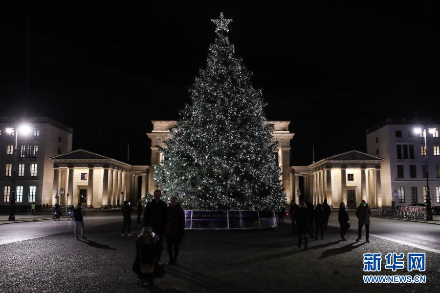 Luzes de árvore de Natal s?o acesas em Berlim