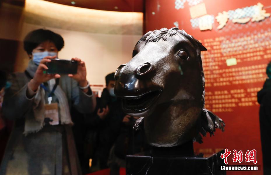 Estátua de cabe?a de cavalo retorna ao Antigo Palácio de Ver?o 