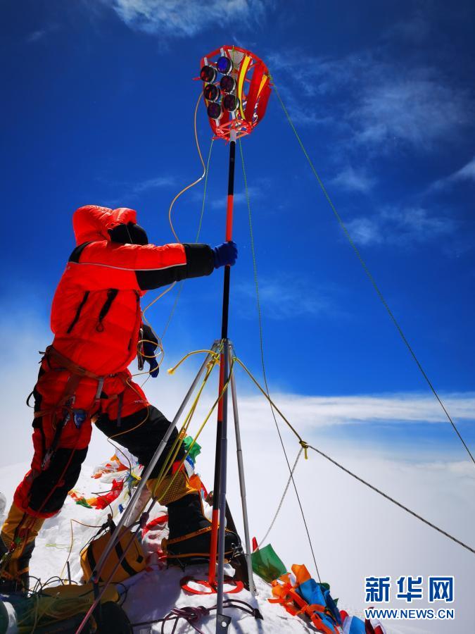 China e Nepal divulgam nova altura do Monte Qomolangma