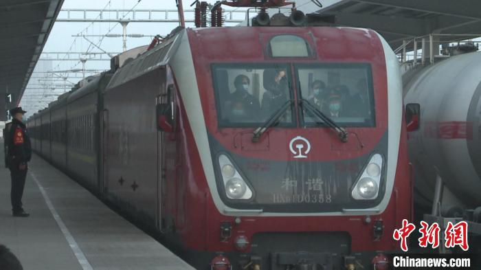 Importante ferrovia entra em opera??o no oeste da China