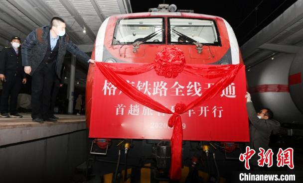 Importante ferrovia entra em opera??o no oeste da China
