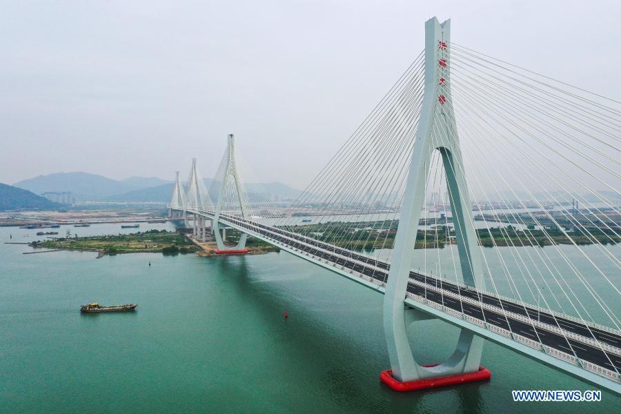 Rodovia Hezhou-Porto de Gaolan está em constru??o no sul da China