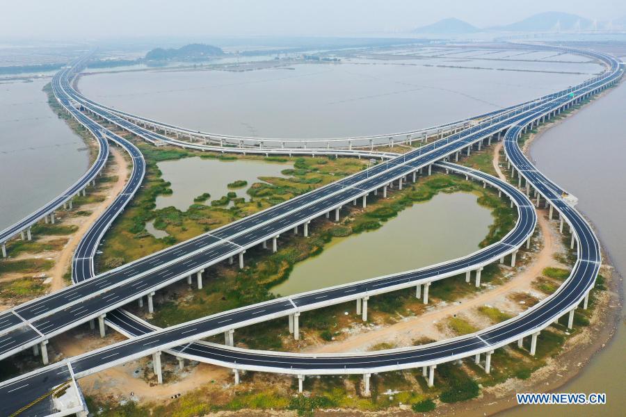 Rodovia Hezhou-Porto de Gaolan está em constru??o no sul da China