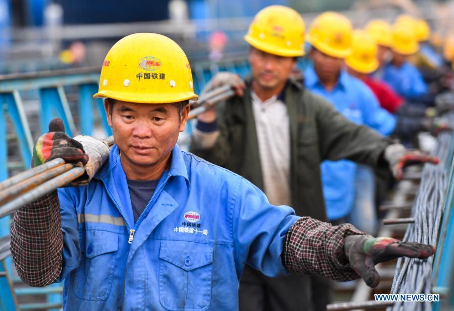 Rodovia Hezhou-Porto de Gaolan está em constru??o no sul da China