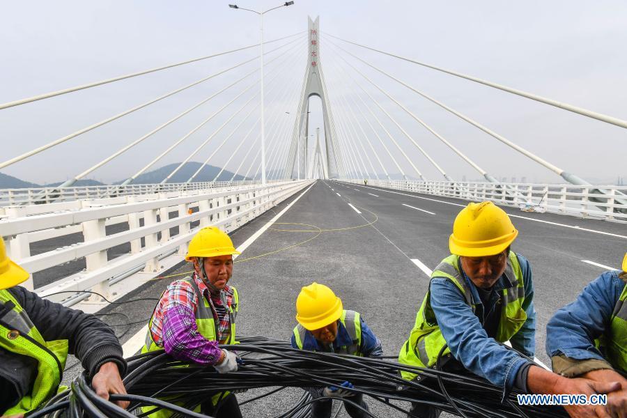 Rodovia Hezhou-Porto de Gaolan está em constru??o no sul da China