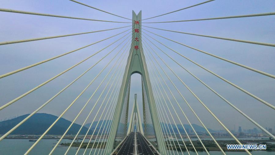 Rodovia Hezhou-Porto de Gaolan está em constru??o no sul da China