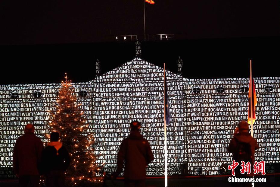 Palácio presidencial alem?o é iluminado com mensagens em prol do combate à pandemia