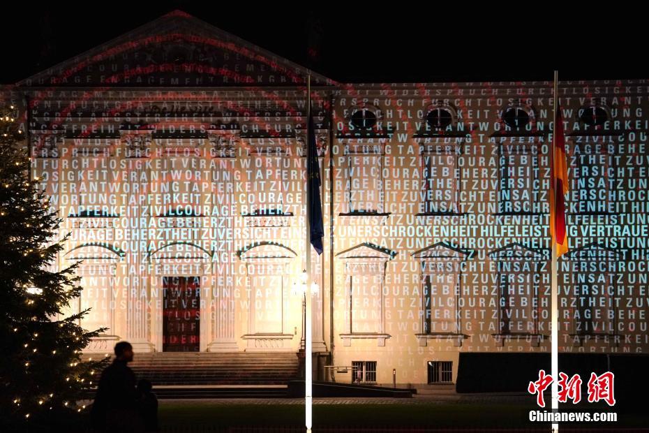 Palácio presidencial alem?o é iluminado com mensagens em prol do combate à pandemia