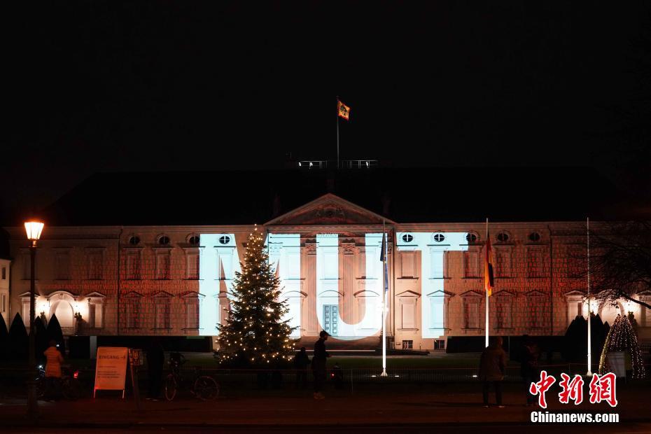 Palácio presidencial alem?o é iluminado com mensagens em prol do combate à pandemia