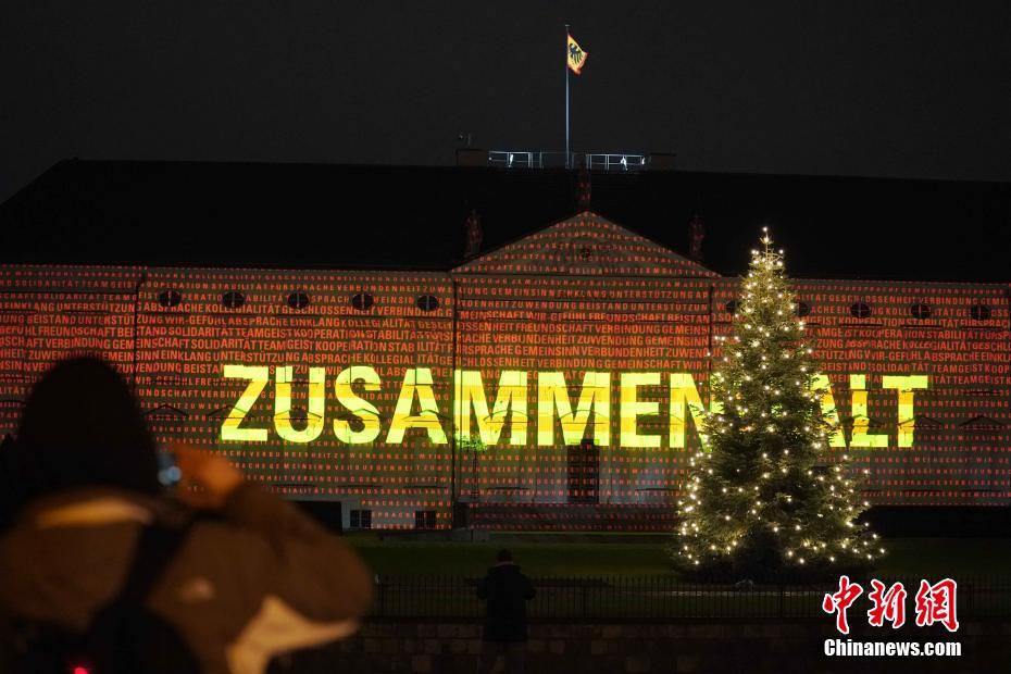 Palácio presidencial alem?o é iluminado com mensagens em prol do combate à pandemia
