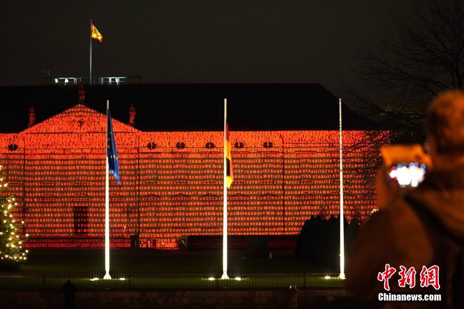 Palácio presidencial alem?o é iluminado com mensagens em prol do combate à pandemia