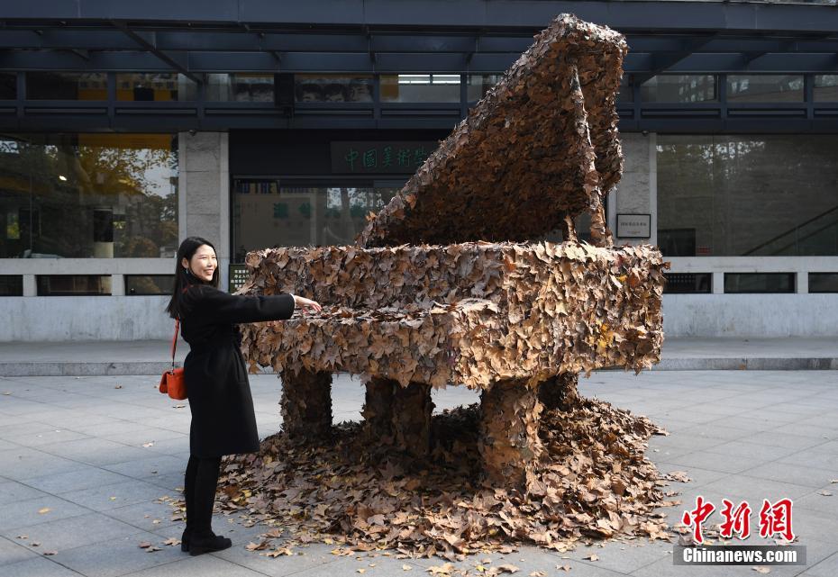 Hangzhou lan?a instala??o artística de folhas outonais 