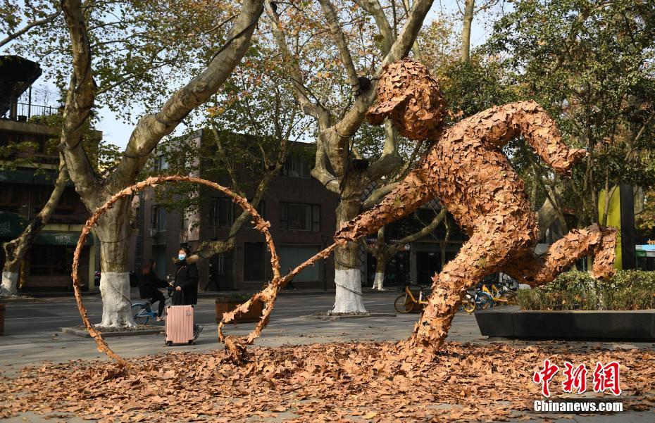 Hangzhou lan?a instala??o artística de folhas outonais 