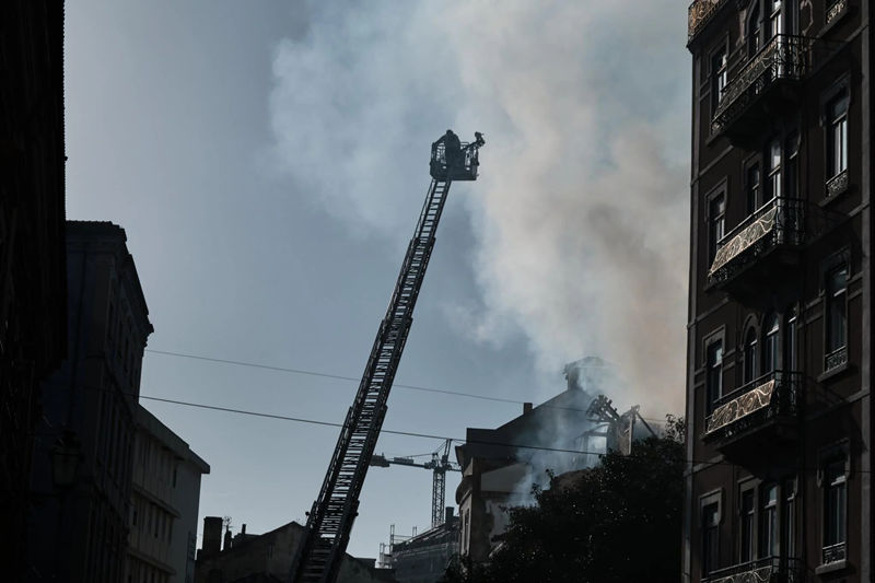 Explos?o e desabamento de edifício deixa um desaparecido e cinco feridos em Lisboa