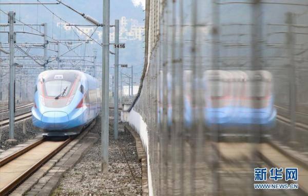Tren-bala Fuxing inicia opera??o renovado no sudoeste da China