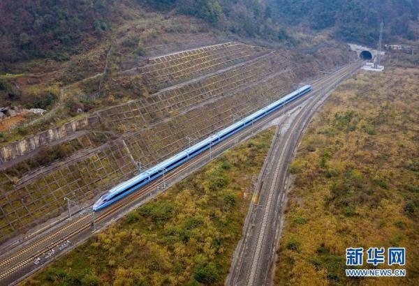 Tren-bala Fuxing inicia opera??o renovado no sudoeste da China