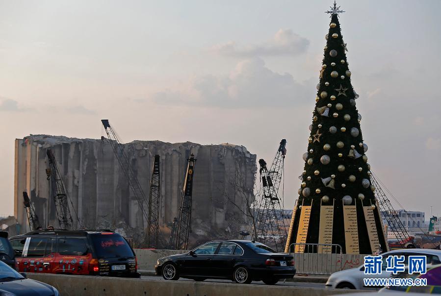 Líbano: árvore de Natal homenageia vítimas fatais
