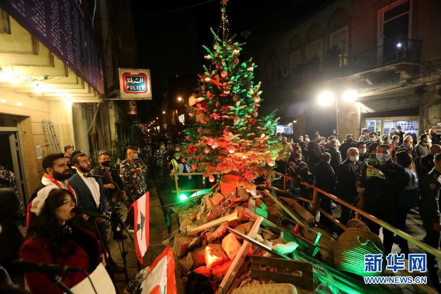 Líbano: árvore de Natal homenageia vítimas fatais