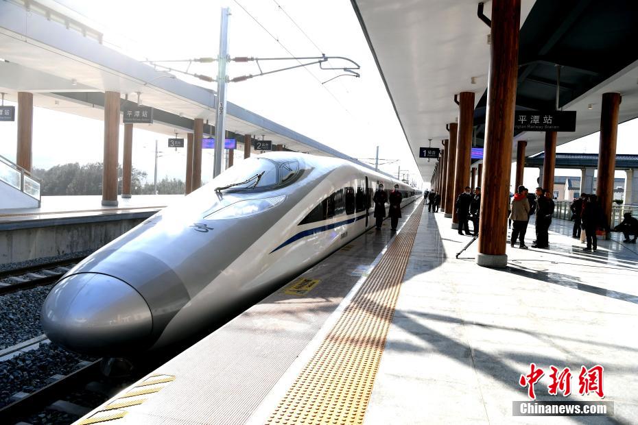 Primeira ponte marítima rodoferroviária da China entra em opera??o