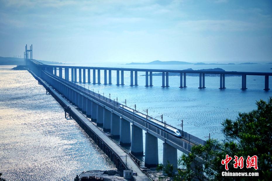 Primeira ponte marítima rodoferroviária da China entra em opera??o