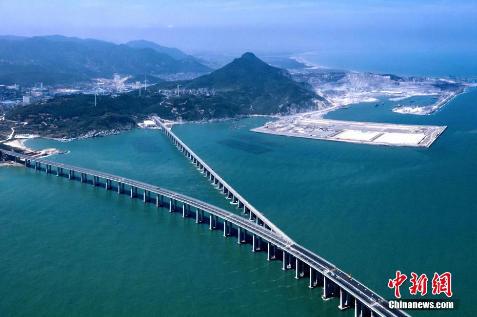 Primeira ponte marítima rodoferroviária da China entra em opera??o