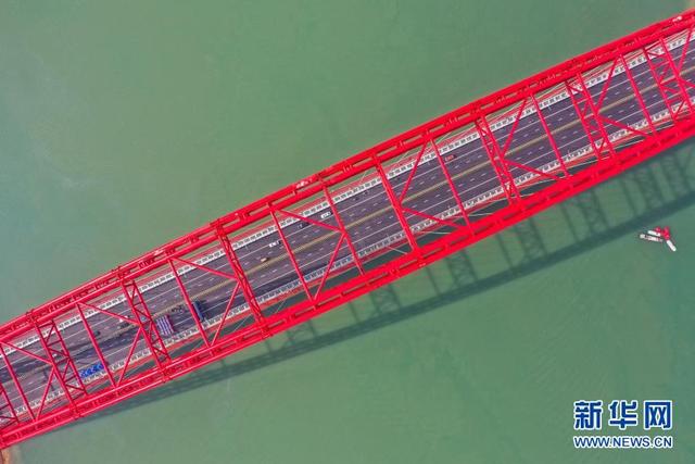 Maior ponte em arco do mundo é aberta ao tráfego