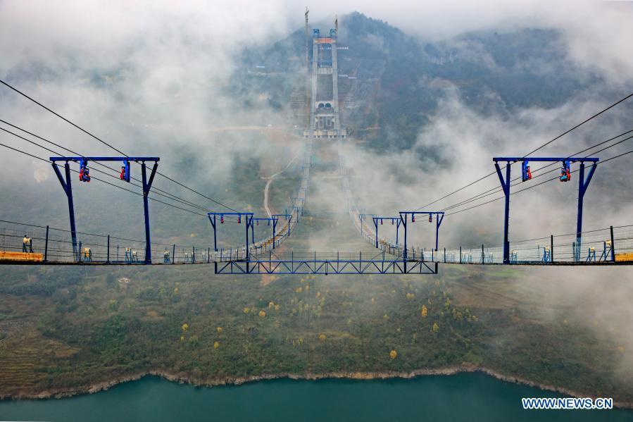 Grande Ponte do Lago Kaizhou em constru??o no sudoeste da China