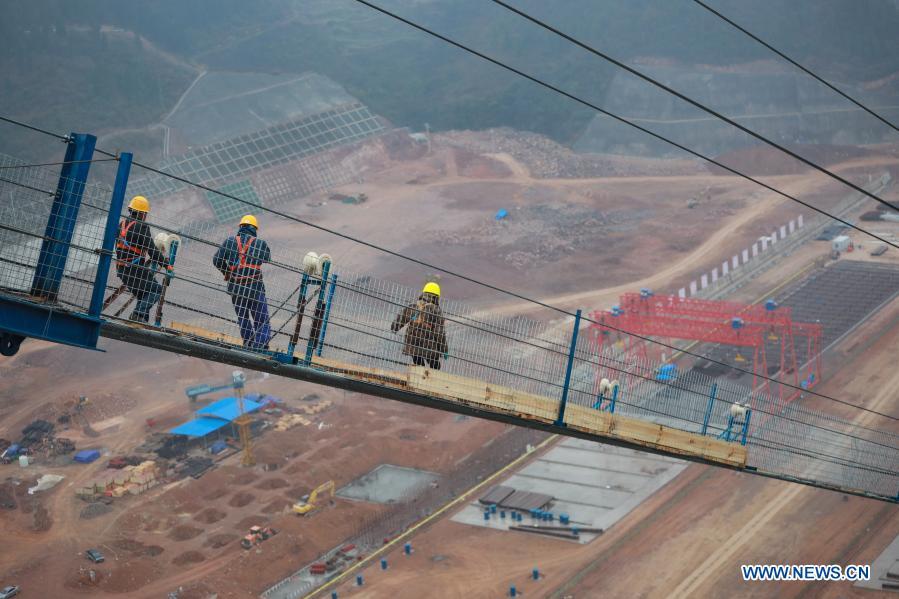 Grande Ponte do Lago Kaizhou em constru??o no sudoeste da China