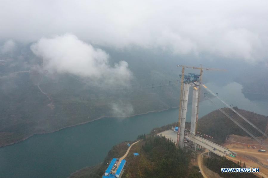 Grande Ponte do Lago Kaizhou em constru??o no sudoeste da China