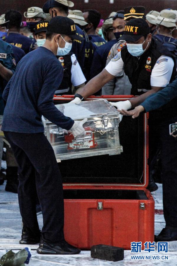 Caixa-preta de avi?o que caiu na Indonésia é recuperada