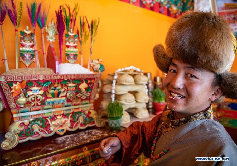 Alde?es tibetanos comemoram Ano Novo dos agricultores em novas residências