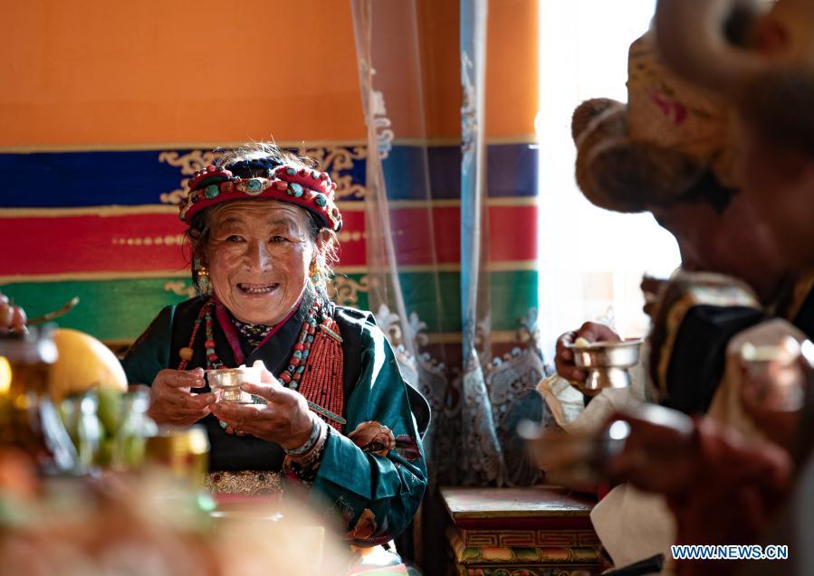 Alde?es tibetanos comemoram Ano Novo dos agricultores em novas residências
