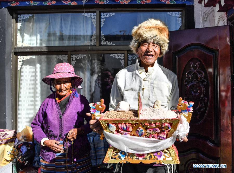 Alde?es tibetanos comemoram Ano Novo dos agricultores em novas residências