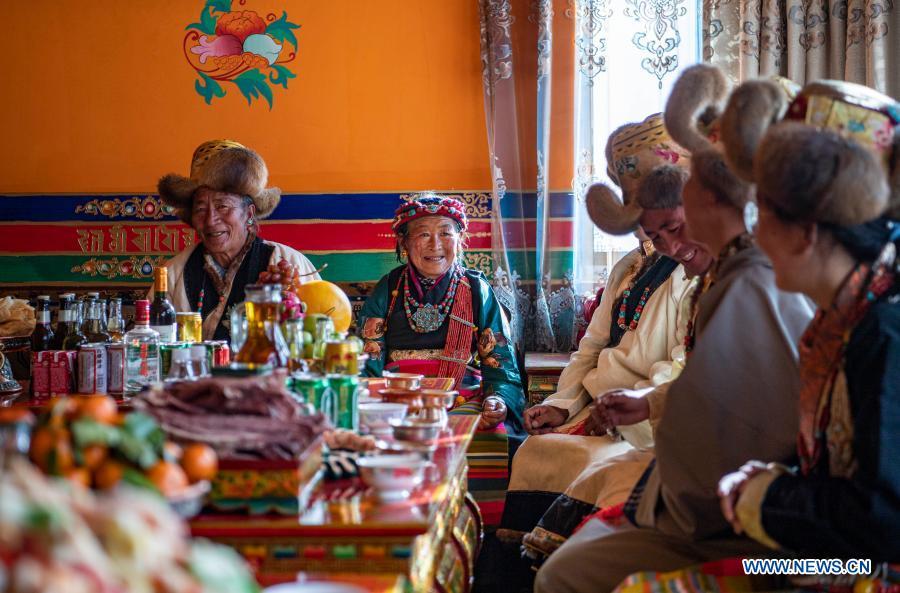 Alde?es tibetanos comemoram Ano Novo dos agricultores em novas residências