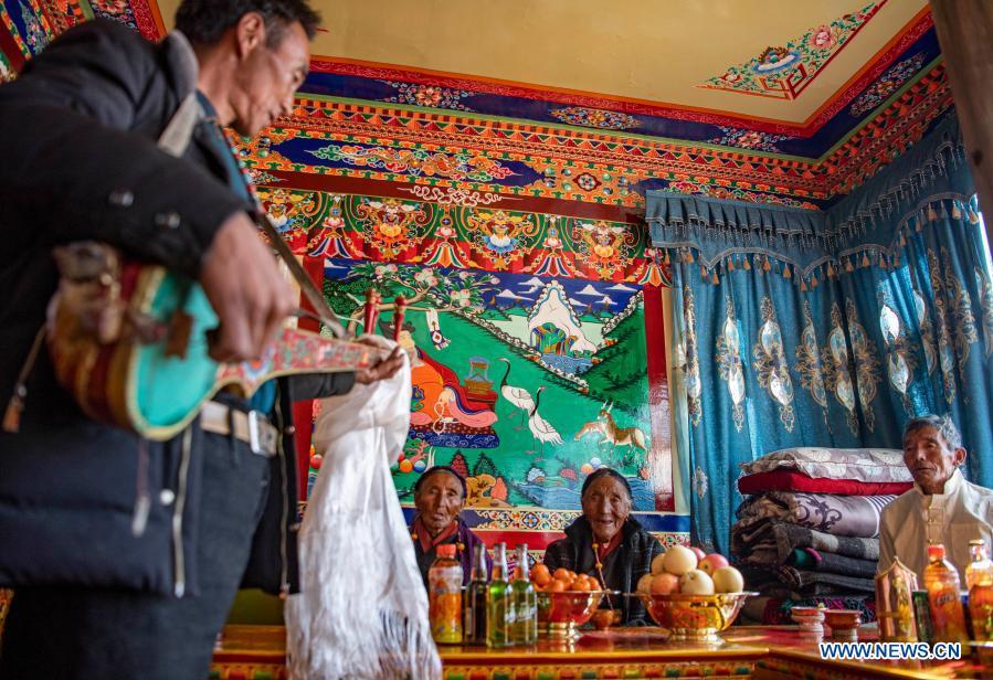 Alde?es tibetanos comemoram Ano Novo dos agricultores em novas residências