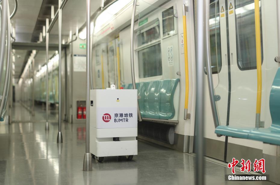 Galeria: rob? inteligente desinfeta vag?es de metro