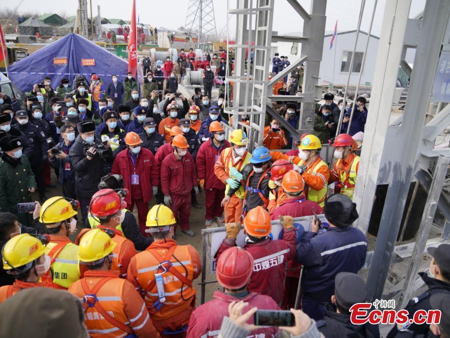 China: 11 mineiros resgatados 14 dias após explos?o