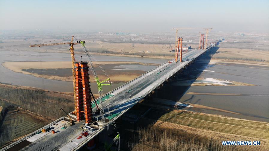 China avan?a com a constru??o da ponte suspensa de três torres mais longa do mundo 